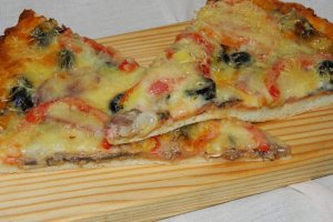 Pizza cu sardine si hering afumat