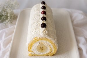 Rulada cu crema de branza si banane