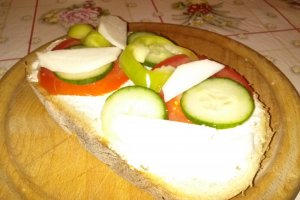 Sandvis cu crema de branza, ridichi