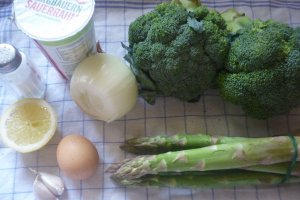 Supa crema de broccoli si sparanghel verde