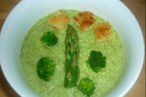 Supa crema de broccoli si sparanghel verde