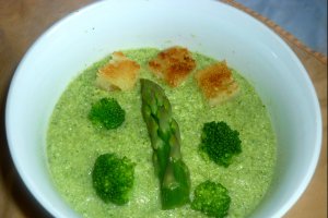 Supa crema de broccoli si sparanghel verde