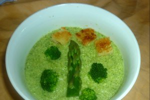 Supa crema de broccoli si sparanghel verde