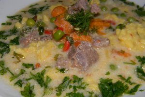Ciorba de porc cu mazare , galuste si smantana