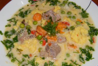 Ciorba de porc cu mazare , galuste si smantana
