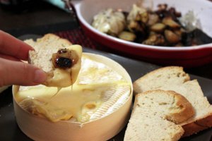 Branza fondue cu usturoi copt
