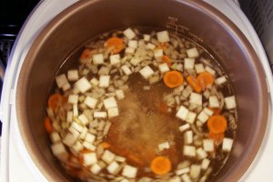 Supa de pui cu legume si taitei - reteta Multicooker
