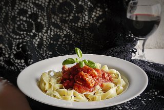 Paste cu carne in sos de rosii la Multicooker