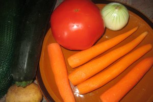 Ciorba cu zucchini si rosii
