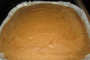 Prajitura cu gris, cocos si cirese