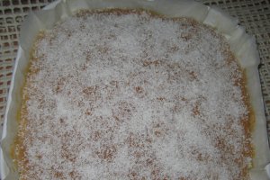 Prajitura cu gris, cocos si cirese