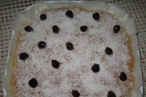 Prajitura cu gris, cocos si cirese