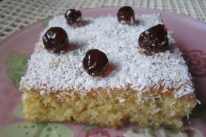 Prajitura cu gris, cocos si cirese