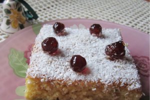 Prajitura cu gris, cocos si cirese