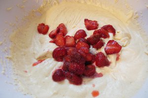 Prajitura cu sos de fructe de padure la Multicooker