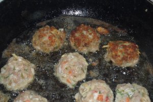 Chiftele de porc cu legume