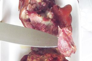 Mix de ciolan de porc proaspăt şi afumat la vasul roman