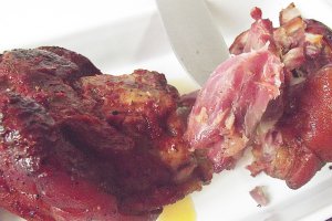 Mix de ciolan de porc proaspăt şi afumat la vasul roman