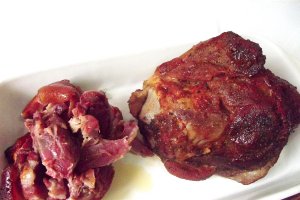 Mix de ciolan de porc proaspăt şi afumat la vasul roman