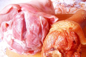Mix de ciolan de porc proaspăt şi afumat la vasul roman