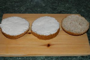 Sandvis cu pastrama de pui