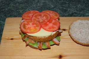 Sandvis cu pastrama de pui