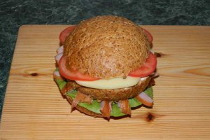 Sandvis cu pastrama de pui