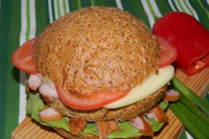 Sandvis cu pastrama de pui