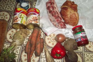 Ciorba de fasole boabe cu ciolan afumat si sfecla rosie
