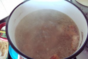 Ciorba de fasole boabe cu ciolan afumat si sfecla rosie