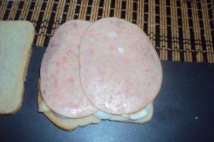 Sandvis cu ou fiert si cascaval Delaco