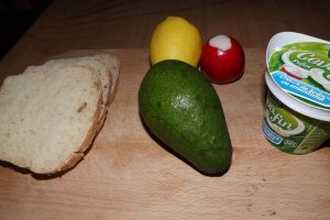 Sandvis cu branzica ceva fin si avocado