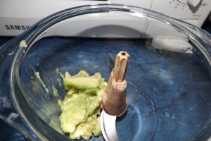 Sandvis cu branzica ceva fin si avocado