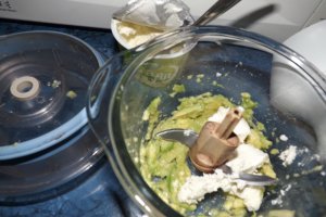 Sandvis cu branzica ceva fin si avocado