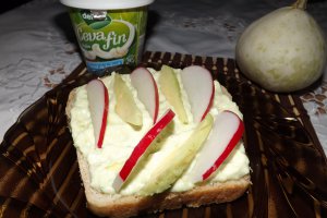 Sandvis cu branzica ceva fin si avocado