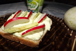 Sandvis cu branzica ceva fin si avocado