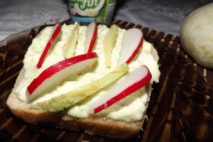 Sandvis cu branzica ceva fin si avocado
