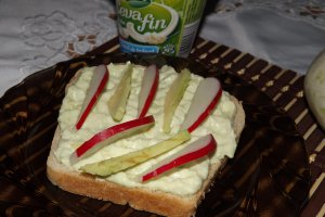Sandvis cu branzica ceva fin si avocado