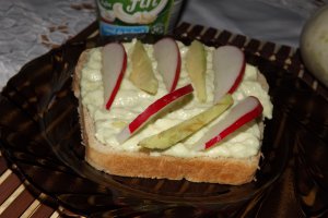 Sandvis cu branzica ceva fin si avocado