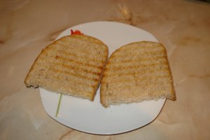 Sandvis cu bunatati de la Delaco si salam toast