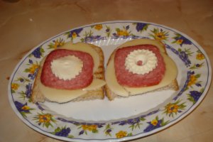 Sandvis cu bunatati de la Delaco si salam toast