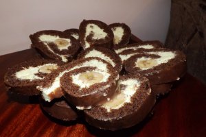 Rulada cu banane si crema de lamaie