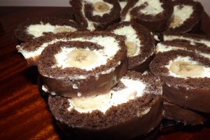 Rulada cu banane si crema de lamaie