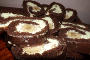 Rulada cu banane si crema de lamaie
