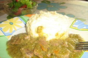 Tocanita de porc cu ceapa si telina verde