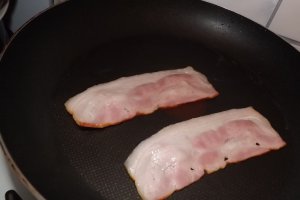 Sandvis cu bacon prajit