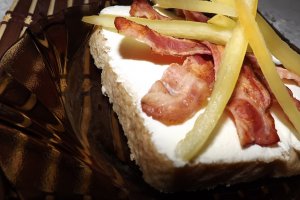 Sandvis cu bacon prajit