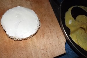 Sandvis cu omleta si branzica