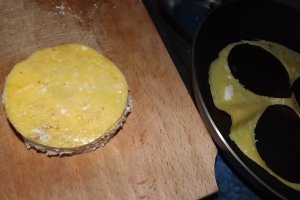 Sandvis cu omleta si branzica