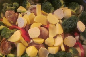 Ciocănele de pui cu legume la cuptor